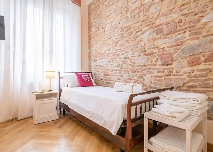 Lh Casa Dora בית הארחה 3*